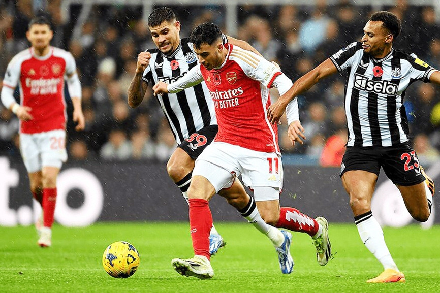 Newcastle đấu với Arsenal