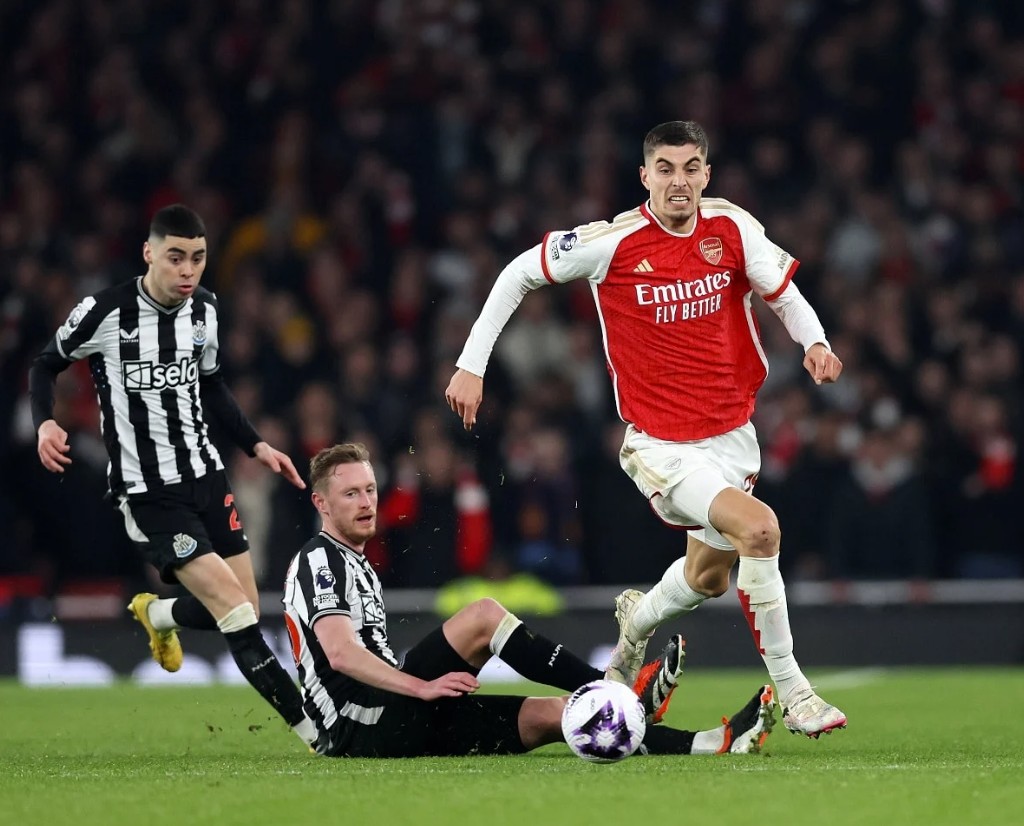 Newcastle đấu với Arsenal