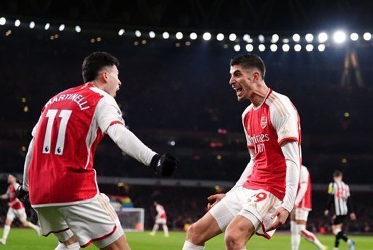 Newcastle đấu với Arsenal