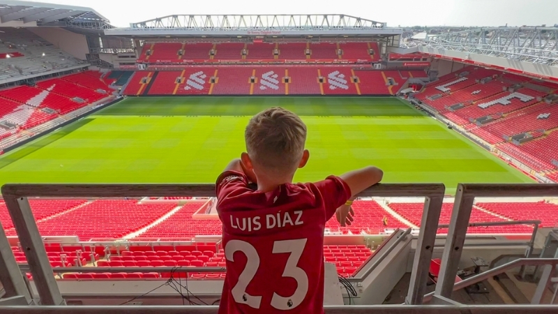 Anfield là sân vận động nằm ở thành phố nào